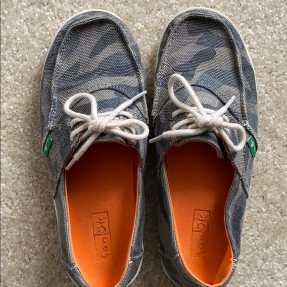 camo sanuk shoes